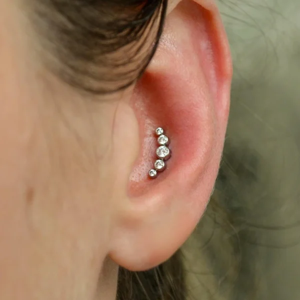 Piercing Labret Titane à 5 Zircons en Arc Lumineux au Conch Interne (cartilage oreille) Piercing Labret Titane à 5 Zircons en Arc Lumineux au Conch Interne (cartilage oreille).