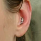 Piercing Labret Titane à 5 Zircons en Arc Lumineux au Conch Interne (cartilage oreille).