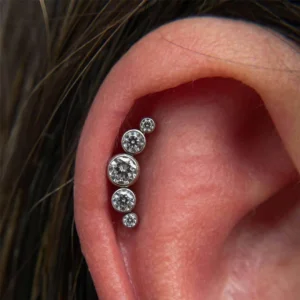 Piercing Labret Titane à 5 Zircons en Arc Lumineux sur Hélix (cartilage oreille).