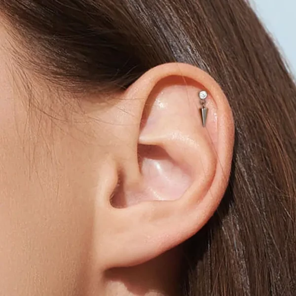 Piercing Labret en Titane à Zircon orné d'un Spike (oreille) Piercing Labret en Titane à Zircon orné d'un Spike (oreille)