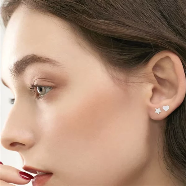 Piercing Labret en Titane avec Petit Cœur (2e lobe) Piercing Labret en Titane avec Petit Cœur (2e lobe).