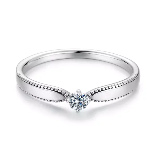 Bague Femme en Argent 925 Rehaussée d'une Pierre de Moissanite Bague Femme en Argent 925 Rehaussée d'une Pierre de Moissanite.