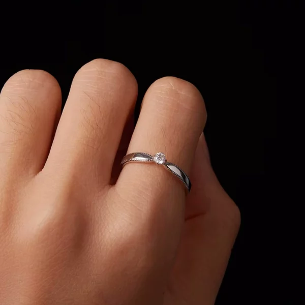 Bague Femme en Argent 925 Rehaussée d'une Pierre de Moissanite (sur index) Bague Femme en Argent 925 Rehaussée d'une Pierre de Moissanite (sur index).