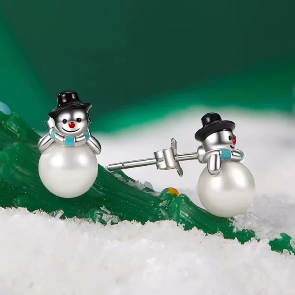 Boucles d’Oreilles Bonhomme de Neige en Argent 925 avec Perle Blanche (tige et fermoir) Boucles d’Oreilles Bonhomme de Neige en Argent 925 avec Perle Blanche (tige et fermoir).