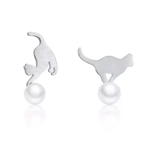 Boucles d’Oreilles Chat en Argent Jouant avec une Perle Fantaisie.