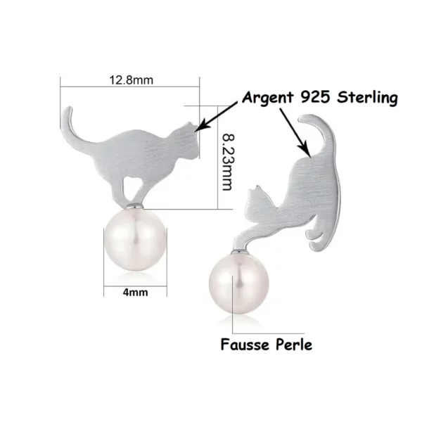 Boucles d’Oreilles Chat en Argent Jouant avec une Perle Fantaisie (dimensions) Boucles d’Oreilles Chat en Argent Jouant avec une Perle Fantaisie (dimensions).