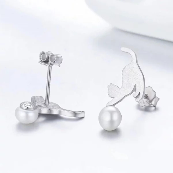 Boucles d’Oreilles Chat en Argent Jouant avec une Perle Fantaisie (expo 2) Boucles d’Oreilles Chat en Argent Jouant avec une Perle Fantaisie (expo).