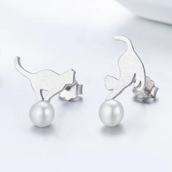 Boucles d’Oreilles Chat en Argent Jouant avec une Perle Fantaisie (expo) Boucles d’Oreilles Chat en Argent Jouant avec une Perle Fantaisie (expo).