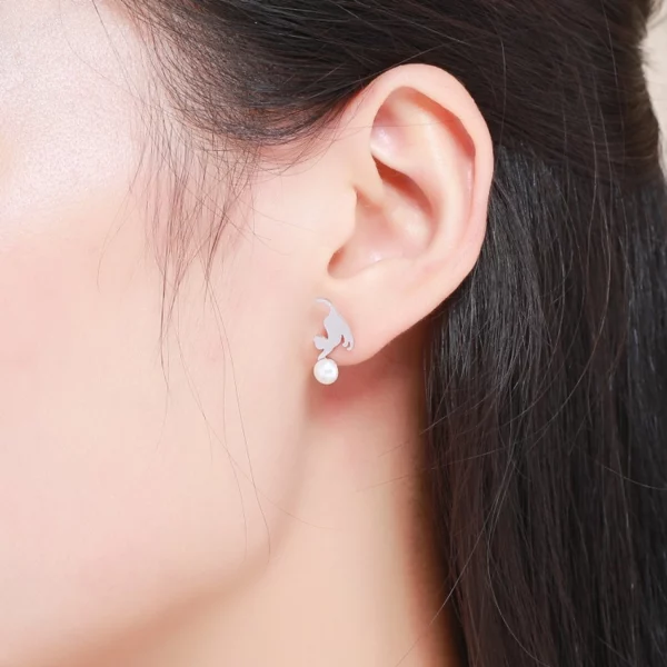 Boucles d’Oreilles Chat en Argent Jouant avec une Perle Fantaisie (sur lobe 2) Boucles d’Oreilles Chat en Argent Jouant avec une Perle Fantaisie (sur lobe).