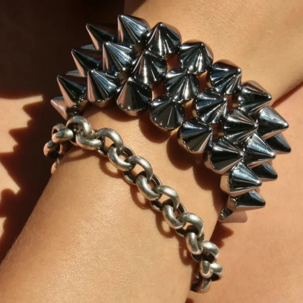 Bracelet Extensible à Spikes en Acrylique Argenté (sur poignet)