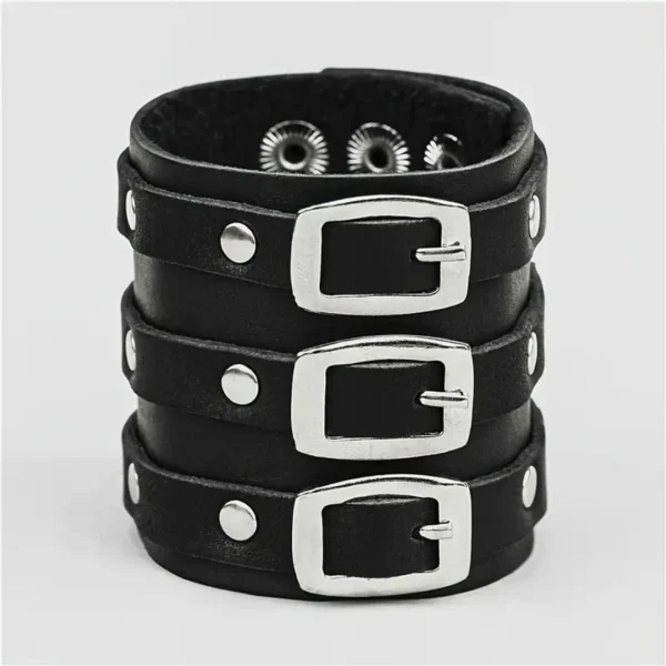 Bracelet Large en Cuir avec Boucles à Ardillon et Rivets 4 Bracelet Large en Cuir avec Trois Boucles à Ardillon et Rivets.