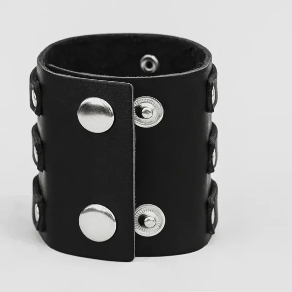 Bracelet Large en Cuir avec Boucles à Ardillon et Rivets 6 Bracelet Large en Cuir avec Boucles à Ardillon et Boutons Pression.