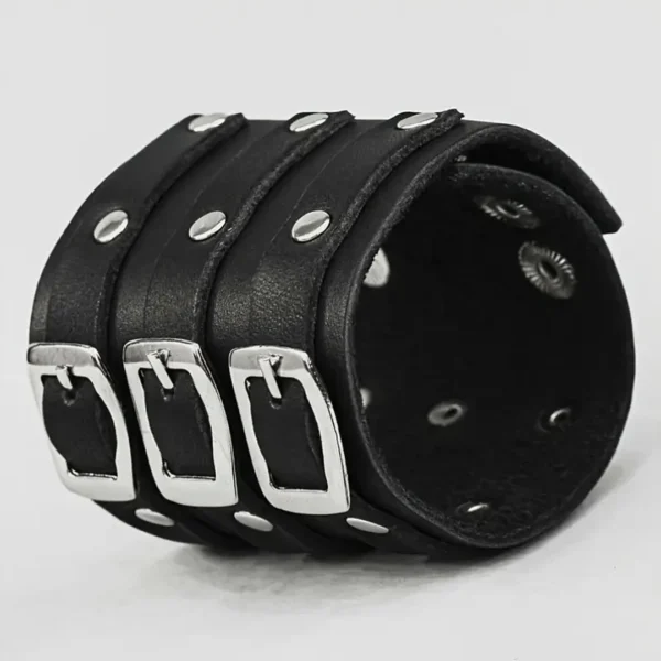 Bracelet Large en Cuir avec Boucles à Ardillon et Rivets 8 Bracelet Large en Cuir avec Boucles à Ardillon et Rivets Métalliques.