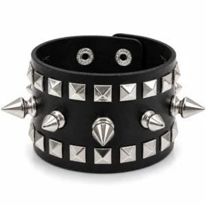 Bracelet en Cuir à Pointes et Rivets Pyramide.