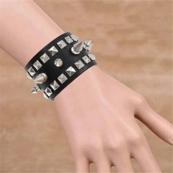 Bracelet en Cuir à Spikes et Rivets Pyramide (sur poignet).