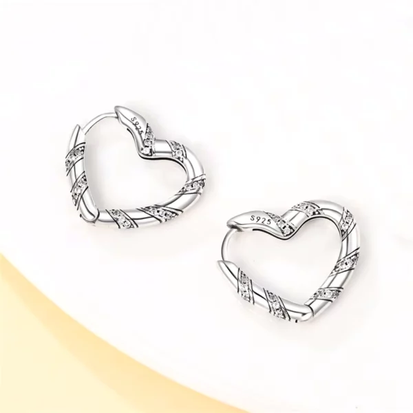 Créoles Cœur Argenté Sublimé par des Zircons 2 Créoles Cœur Argenté Sublimé par des Zircons.