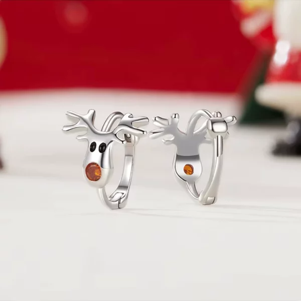 Créoles Renne en Argent 925 avec Nez Rouge en Zircon (vue face et arrière) Créoles Renne en Argent 925 avec Nez Rouge en Zircon (vue face et arrière).