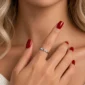 Femme avec Bague en Argent 925 & Moissanite Sertie.