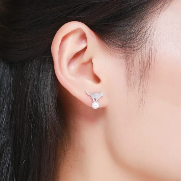 Femme avec Boucles d’Oreilles Chat Escaladant une Perle en Argent 925 Femme avec Boucles d’Oreilles Chat Escaladant une Perle en Argent 925.