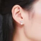 Femme avec Boucles d’Oreilles Chat Escaladant une Perle en Argent 925.