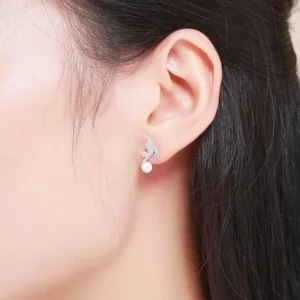 Femme avec Boucles d’Oreilles Chat Jouant avec une Perle en Argent 925.