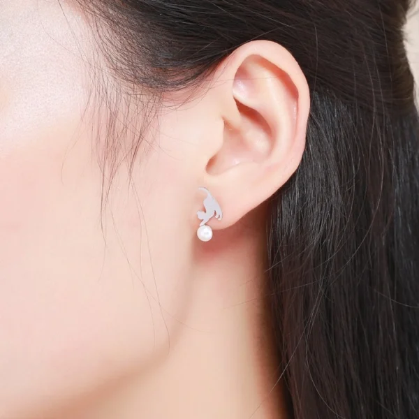 Femme avec Boucles d’Oreilles Chat Jouant avec une Perle en Argent 925 Femme avec Boucles d’Oreilles Chat Jouant avec une Perle en Argent 925.