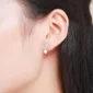 Femme avec Boucles d’Oreilles Chat Jouant avec une Perle en Argent 925.