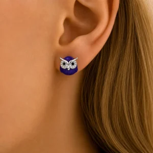 Femme avec Boucles d'Oreilles Chouette aux Yeux Sertis de Zirconiums.