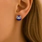 Femme avec Boucles d'Oreilles Chouette aux Yeux Sertis de Zirconiums