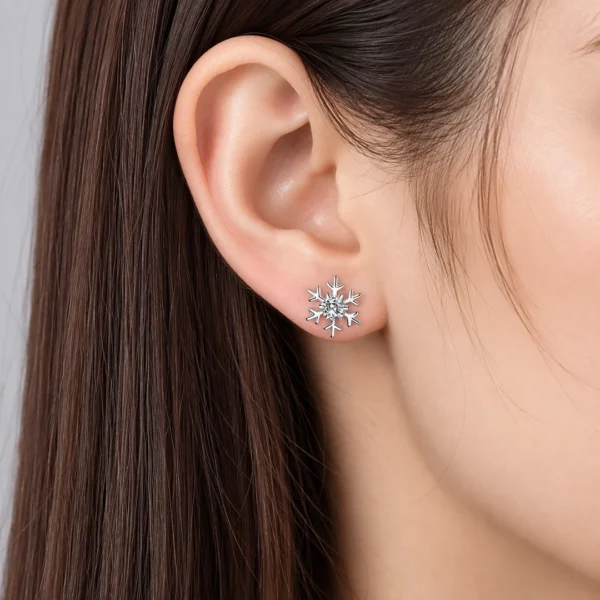 Femme avec Boucles d'Oreilles Flocon de Neige à Zirconium Serti Femme avec Boucles d'Oreilles Flocon de Neige à Zirconium Serti