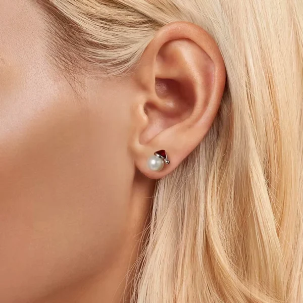Femme avec Boucles d’Oreilles Père Noël en Argent 925 & Perles Femme avec Boucles d’Oreilles Père Noël en Argent 925 & Perles.