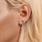 Femme avec Boucles d’Oreilles Père Noël en Argent 925 & Perles.