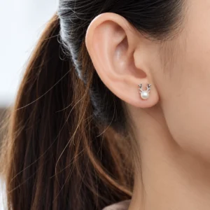 Femme av.ec Boucles d'Oreilles Renne de Noël en Argent 925 & Perle