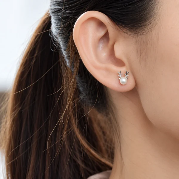 Femme avec Boucles d'Oreilles Renne de Noël en Argent 925 & Perle Femme av.ec Boucles d'Oreilles Renne de Noël en Argent 925 & Perle