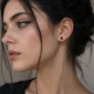 Femme avec Boucles d’Oreilles Rouge Grenat en Verre Argent 925.