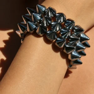 Femme avec Bracelet Clouté Extensible en Acrylique Argenté Femme avec Bracelet Clouté Extensible en Acrylique Argenté.