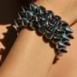 Femme avec Bracelet Clouté Extensible en Acrylique Argenté.