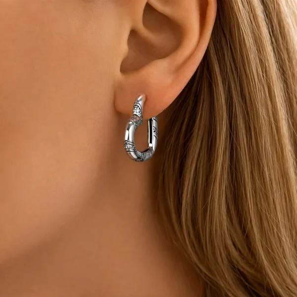 Femme avec Créoles Cœur en Argent 925 Serties de Zirconiums Femme avec Créoles Cœur en Argent 925 Serties de Zirconiums.