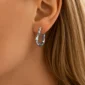 Femme avec Créoles Cœur en Argent 925 Serties de Zirconiums.