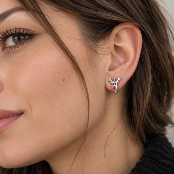 Femme avec Créoles Renne de Noël en Argent 925 & Zirconium Rouge Femme avec Créoles Renne de Noël en Argent 925 & Zirconium Rouge