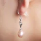 Femme avec Embouts Silicone Transparent pour Boucles d’Oreilles.