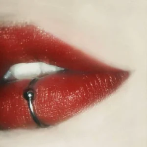 Femme avec Faux Piercing Lèvre Anneau Perlé 8-10 mm en Acier 316L.