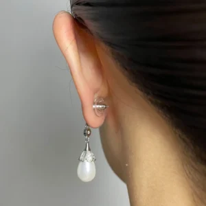 Femme avec Fermoirs de Boucles d’Oreilles en Acier & Silicone.