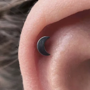 Femme avec Piercing Croissant de Lune Labret 16G Titane à l'Hélix.