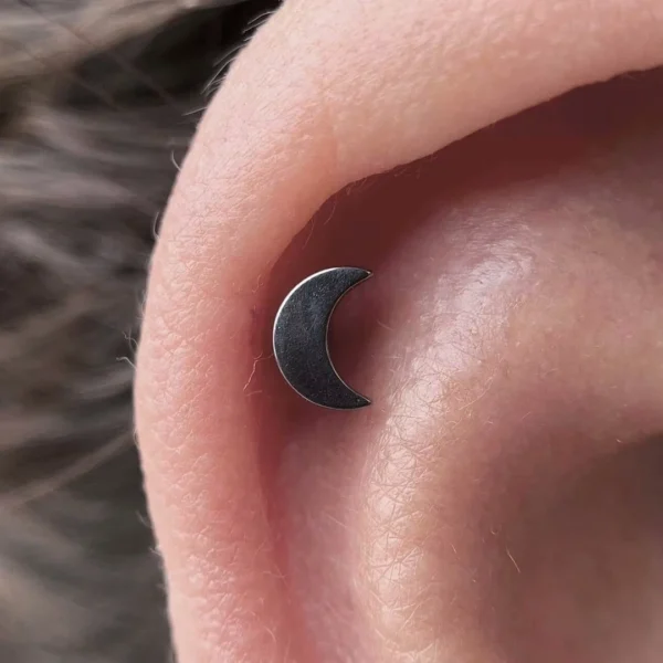 Femme avec Piercing Croissant de Lune Labret 16G Titane à l'Hélix Femme avec Piercing Croissant de Lune Labret 16G Titane à l'Hélix.