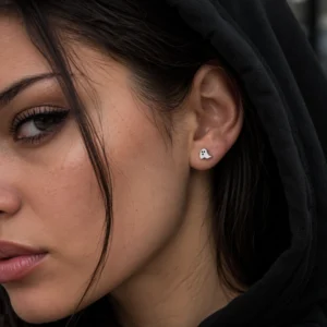 Femme avec Piercing Fantôme Halloween Labret 16G Acier 316L au Lobe d'Oreille.