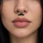 Femme avec Piercing Septum Clicker à Moustache Noire Acier 316L.