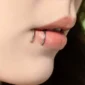 Femme avec un Faux Piercing Double Anneau en Acier 316L à la Lèvre.