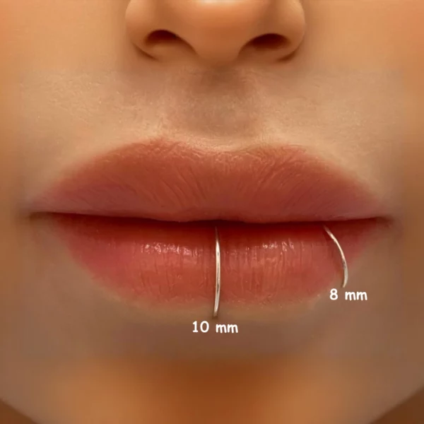 Femme portant des Faux Piercings Lèvre Anneau en Acier Chirurgical 10 et 8 mm Femme portant des Faux Piercings Lèvre Anneau en Acier Chirurgical 10 et 8 mm.