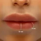 Femme portant des Faux Piercings Lèvre Anneau en Acier Chirurgical 10 et 8 mm.